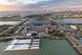 Légi felvétel a Donauinselfestről a Duna-szigeten, tömeggel, színpadokkal és sátrakkal