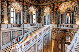 Escaliers du Musée de l’Histoire de l’art