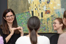 Menschengruppe im Oberen Belvedere vor Gustav Klimts Gemälde "Der Kuss"