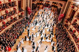 ウィーン国立歌劇場のオペラ座舞踏会オープニングで踊るデビュタントペア