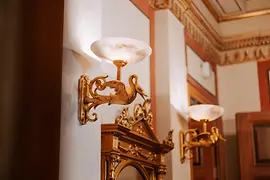 Крупный план двух классицистических ламп в Большом зале Музикферайна