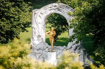 Statuia aurită a regelui valsului Johann Strauss Sohn din Stadtpark din Viena.