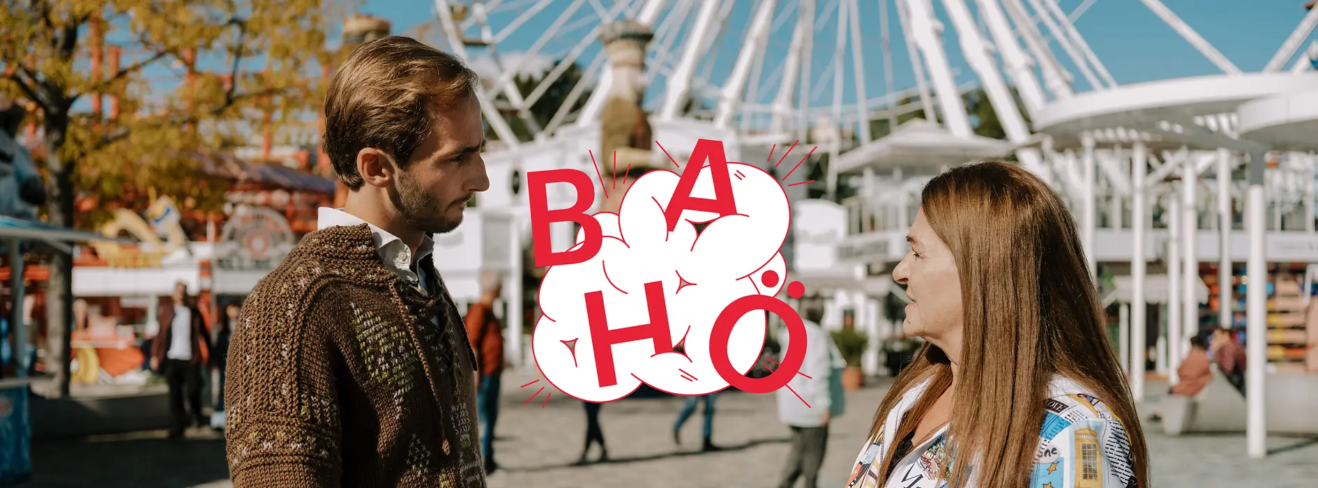 Ferdinand Habsburg und Silvia Lang im Wiener Prater, im Vordergrund Podcast-Logo Bahö