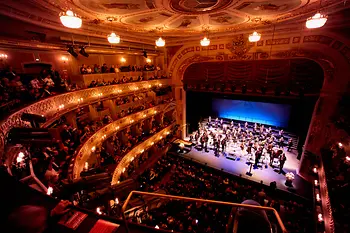 ウィーンの音楽劇場での公演、舞台上には観客と音楽家がいます