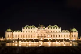 Vue sur le palais du Belvédère décoré pour Noël