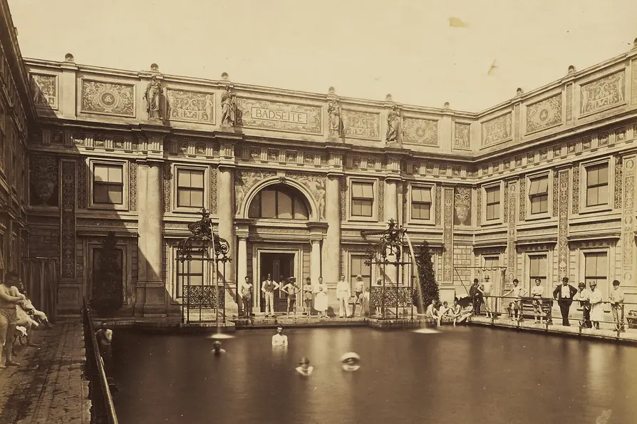 1880年のディアナザール、歴史写真、プールで泳ぐ人々