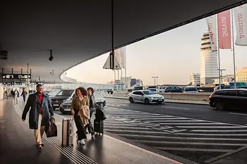 空港ターミナルの建物の前にいる人々