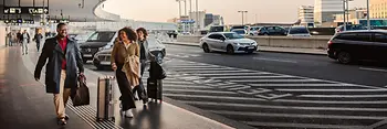 空港ターミナルの建物の前にいる人々