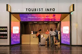 Tourist-Info Aeropuerto de Viena con viajeros pidiendo información 