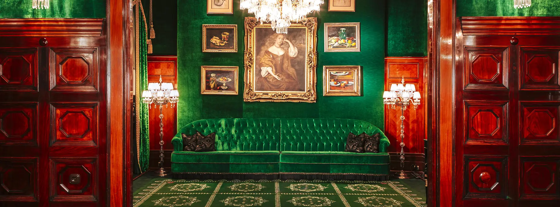 Hôtel Sacher, banc vert, mur vert, tableaux au mur