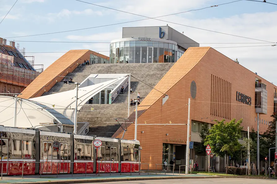 La bibliothèque principale de Vienne sur l’Urban-Loritz-Platz avec un tramway au premier plan.