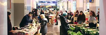 Des gens dans un marché couvert