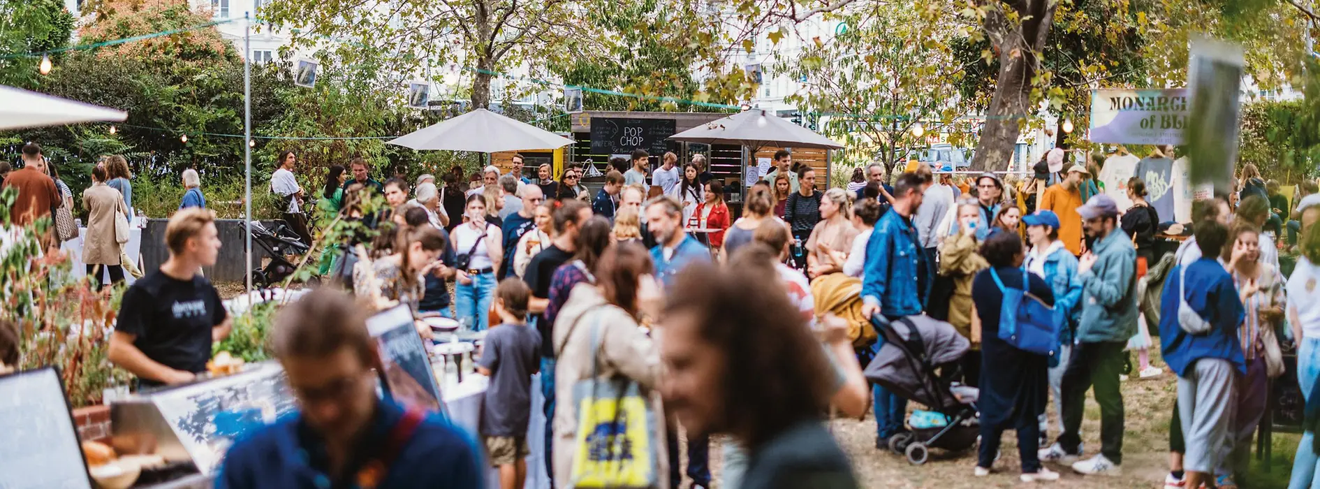 Menschen im Freien bei einem Food Festival