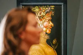 Kunsthistorisches Museum, visiteuse devant le tableau d'Arcimboldo « L'été ».