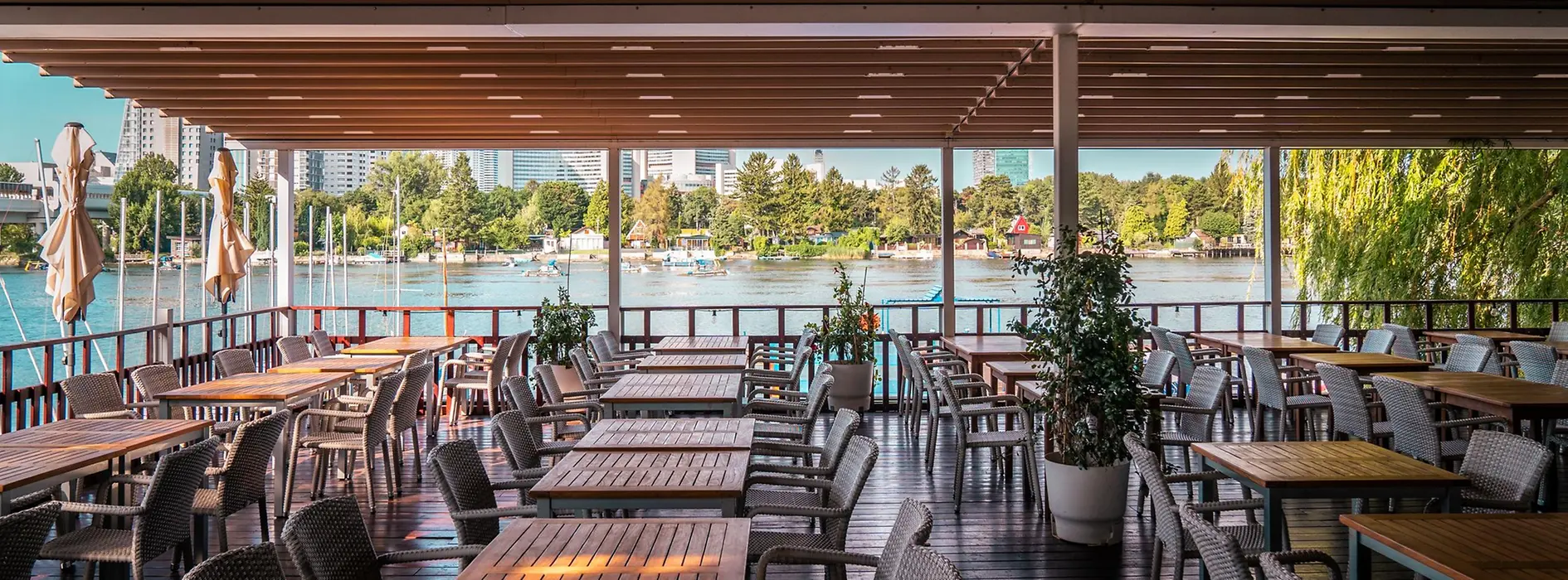 Restaurant mit der Donau im Hintergrund