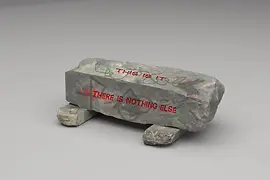 Ausstellungsobjekt Lukas Thaler: Stein mit rotem Schriftzug