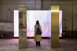 Vienna Design Week Ausstellung Frau vor leuchtendem Bildschirm