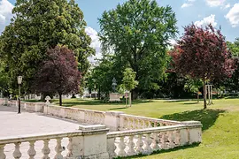 Kilátás a gyepre és Franz Stephan lovas szobrára a bécsi Burggarten parkban
