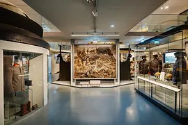 Musée d’histoire militaire, vue de l’exposition avec peintures et uniformes