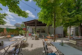 Schankwirtschaft w Augarten z zacienionym ogródkiem