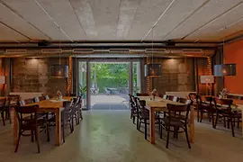 Wnętrze Schankwirtschaft w Augarten z widokiem na ogródek