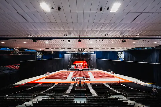 Hall D of the Vienna Stadthalle, stage version half