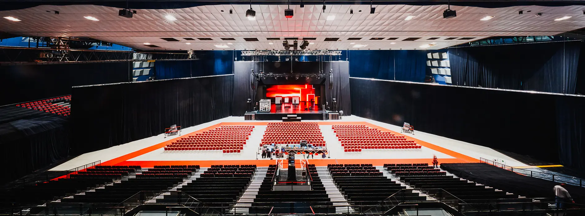 Die Halle D der Wiener Stadthalle, Bühnenversion halb