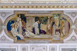 La peinture de plafond représente le char de Thespis de Gustav Klimt