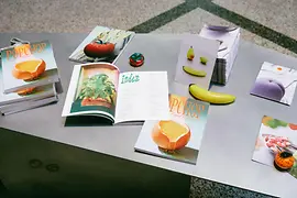 Silberner Tisch mit bunten Magazinen